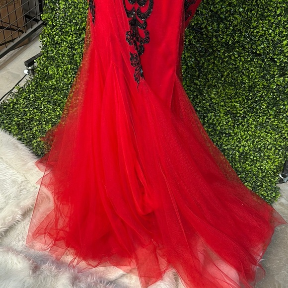 Elegant Red and Black Evening Gown Size 15 16 - Picture 16 of 17